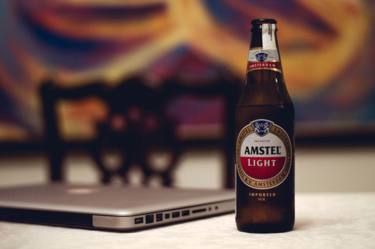 StockSnap - Nerds lieben ihre Technik und Bier ;-)