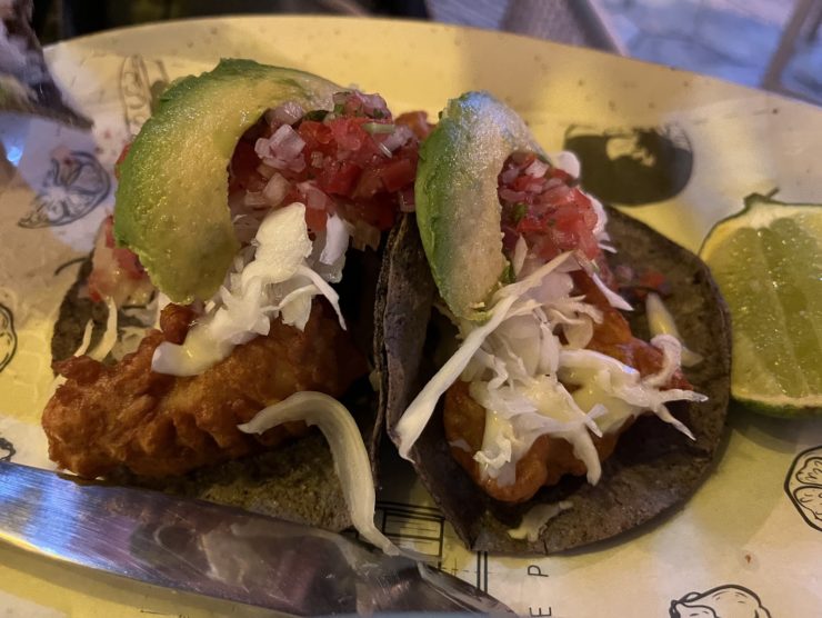 Mexikanische Tacos mit Fisch, Gemüse und Avocado