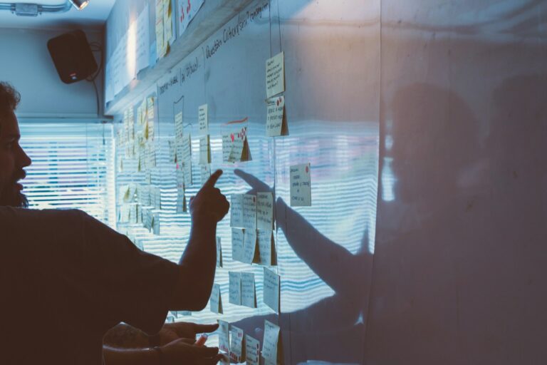 person pointing white paper on wall - SQL Server Indexierung - SQL Server Index Strategy