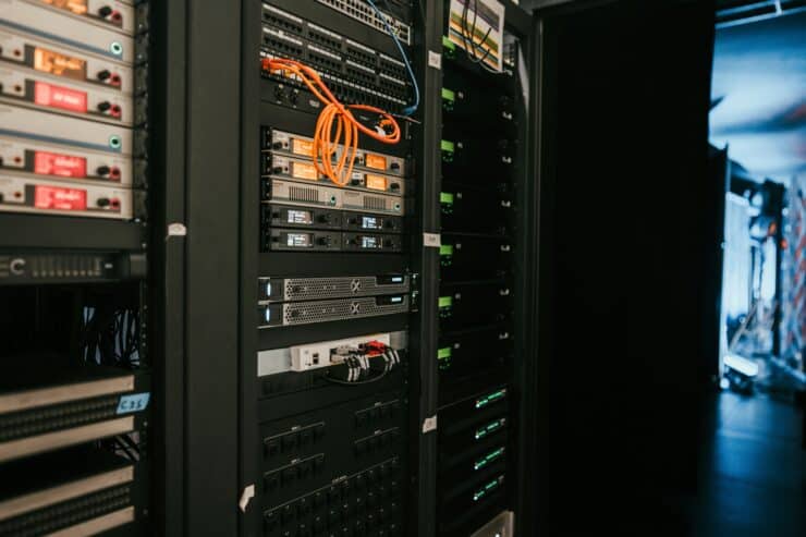 Serverrack mit Netzwerkkabeln in einem Rechenzentrum
